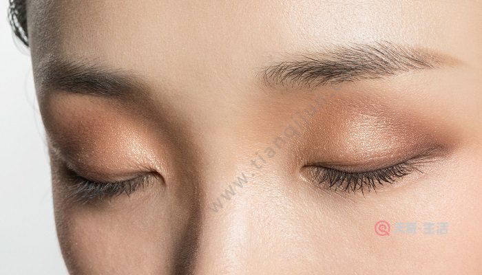 眼部打底用在粉底后吗 眼部打底用在哪个步骤(图3) 眼部打底用在粉底后吗
